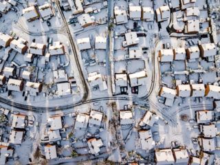 Average price for UK houses on roads with Christmas names