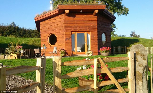 The Hobbit House is Beautifully Cosy 