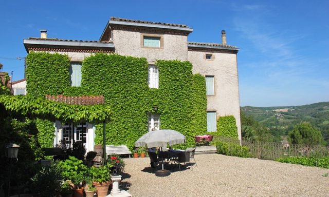 Six-bed property with gîte